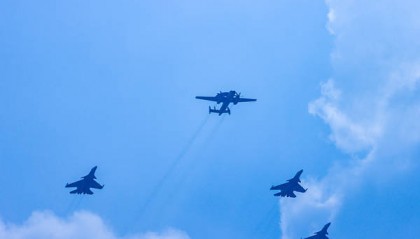 九三阅兵震撼岛内：顶级装备令人惊叹，台军连尾灯都看不到