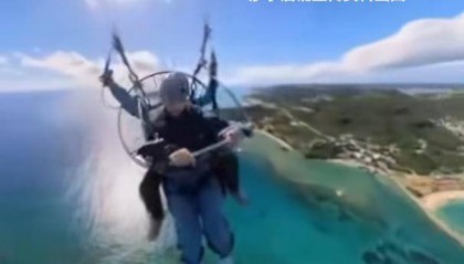 中国女游客日本玩滑翔伞与教练意外坠海，获救时均无生命体征