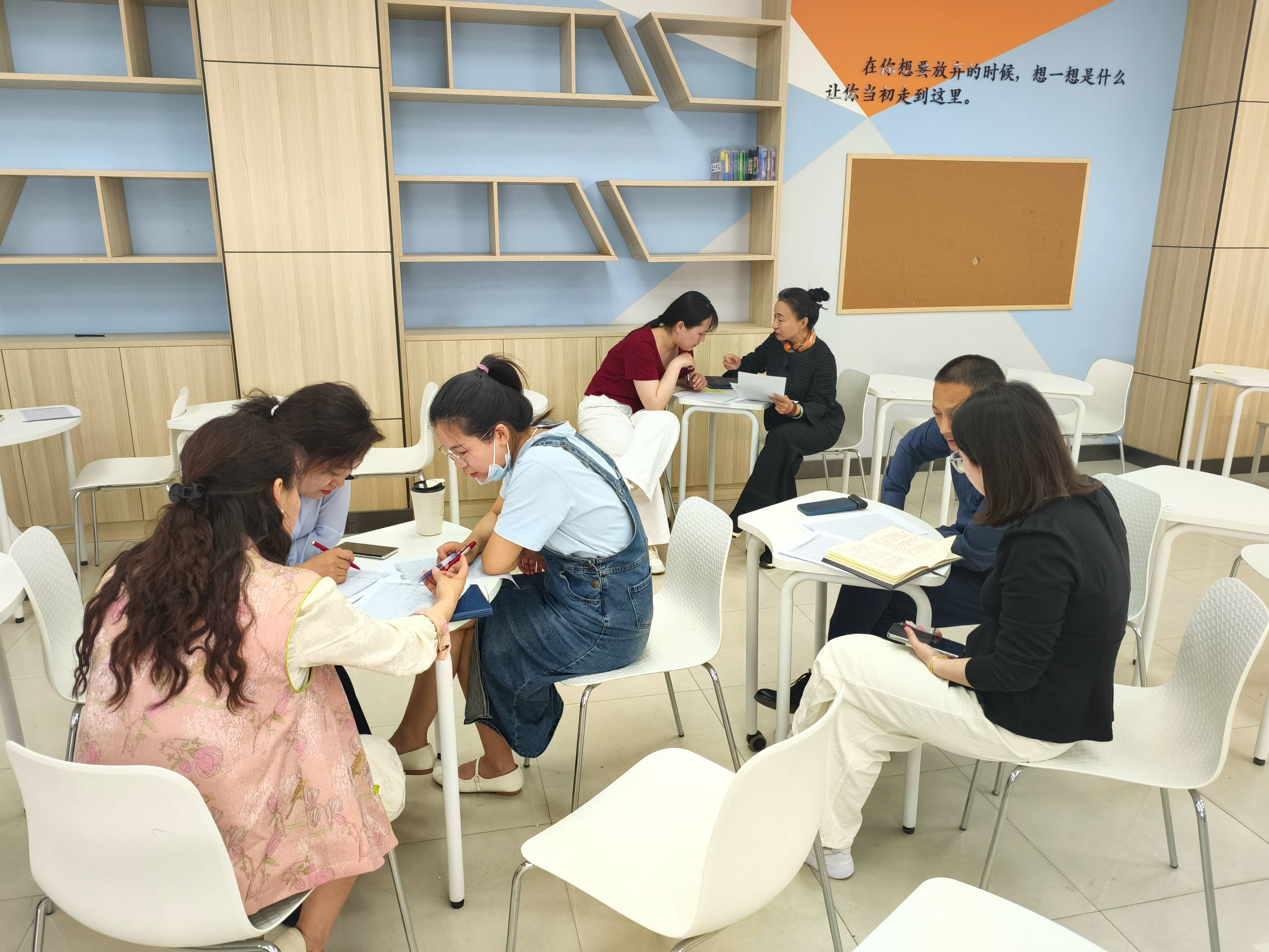 郑州市第十中学召开期中考试分析会