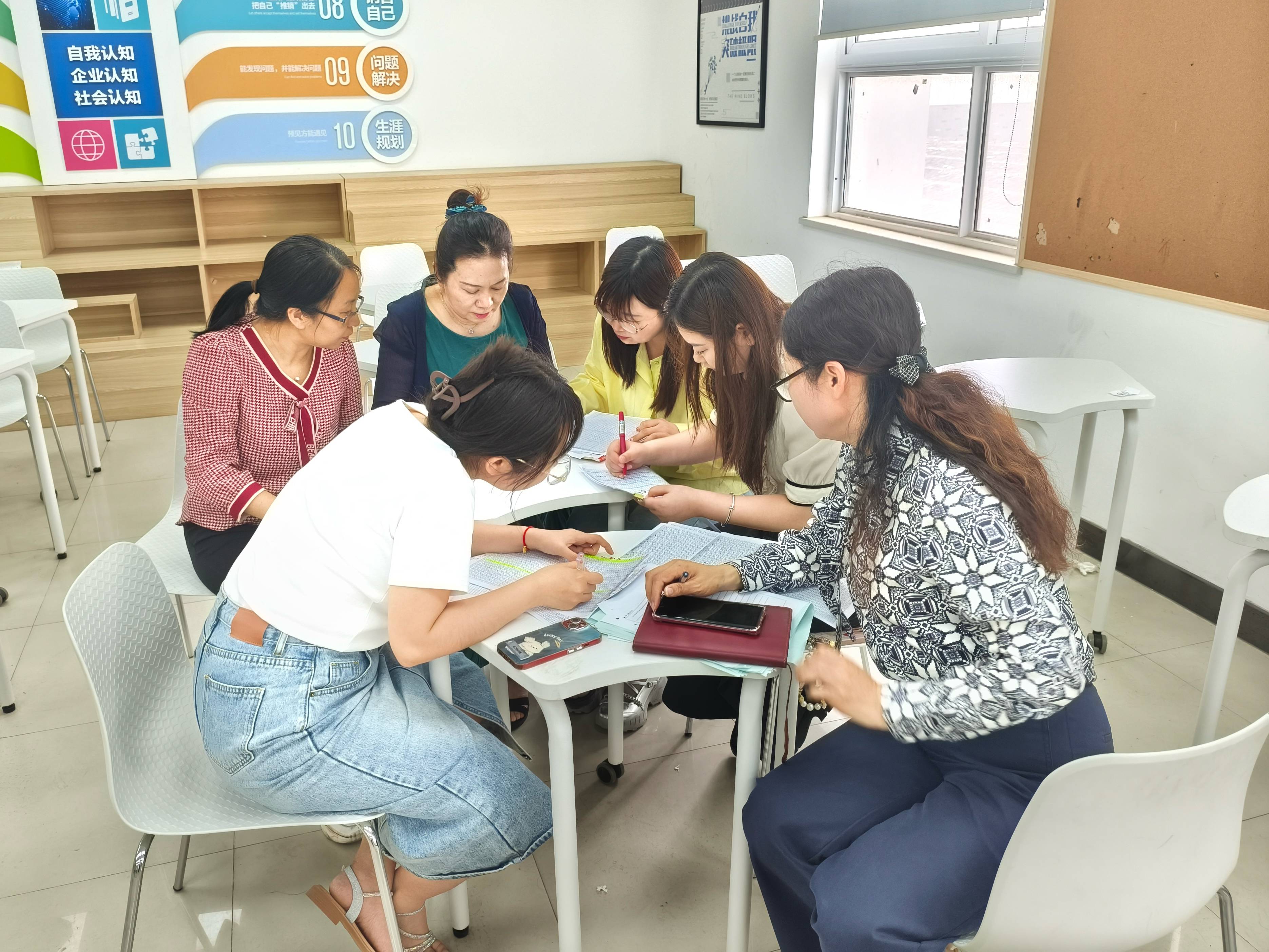 郑州市第十中学召开期中考试分析会