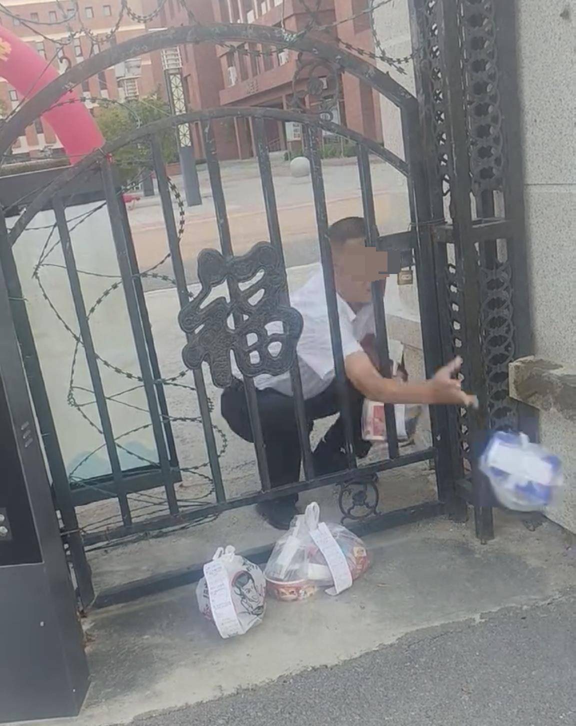 河北石家庄一学校工作人员扔学生外卖？教育局：正调查核实