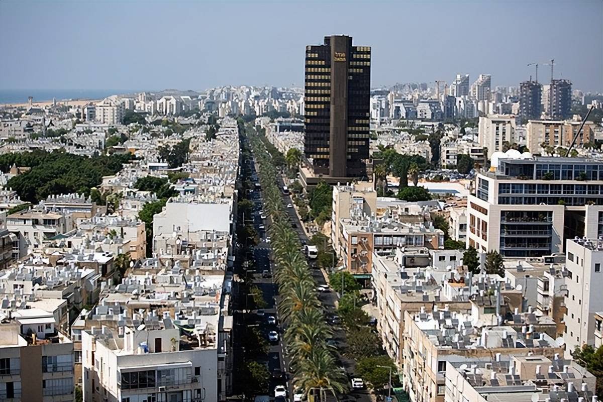 轮到以色列被打了!最大城市被炸,胡塞导弹虽迟但到,数百万人逃入避难所