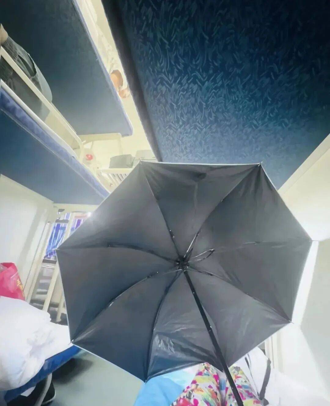 女乘客火车卧铺打伞遮隐私引热议，网友建议卧铺区增设床帘，12306回应→