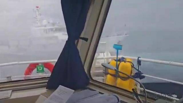 黄岩岛交锋，中方这次没客气：菲船员耳朵被崩伤，高举白旗求饶