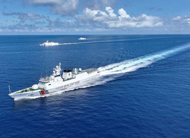 黄岩岛交锋，中方这次没客气：菲船员耳朵被崩伤，高举白旗求饶