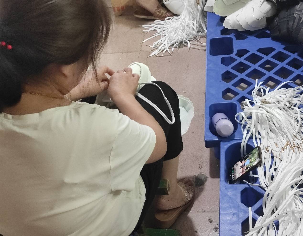 为一年多挣2万 53岁工人每天主动干15小时